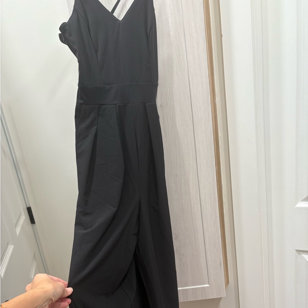 HALARA Black Sleeveless Jumpsuit with Modern Silhouette